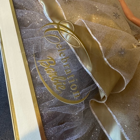 2000 Celebration Barbie - Picture 9 of 10